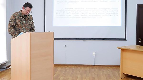 Начальник службы военного контроля МО, генерал-лейтенант Джалал Арутюнян во время доклада министру обороны о проделанных в 2020 году работах (26 марта 2021). Еревaн - Sputnik Армения