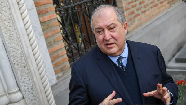 Президент Армении Армен Саркисян отвечает на вопросы журналистов во дворе армянской церкви Сурб Геворг (16 апреля 2021). Тбилиси - Sputnik Армения
