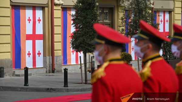 Почетный караул на фоне национальных флагов Армении и Грузии во время официального визита президента Армена Саркисяна в Грузию (15 апреля 2021). Тбилиси - Sputnik Армения