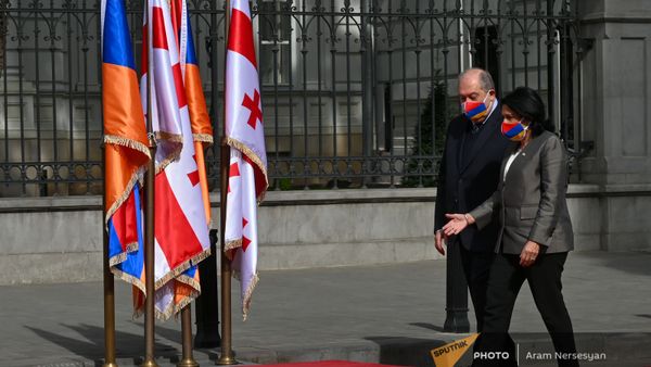 Президенты Армении и Грузии Армен Саркисян в Саломе Зурабишвили идут по красной ковровой дорожке (15 апреля 2021). Тбилиси - Sputnik Армения