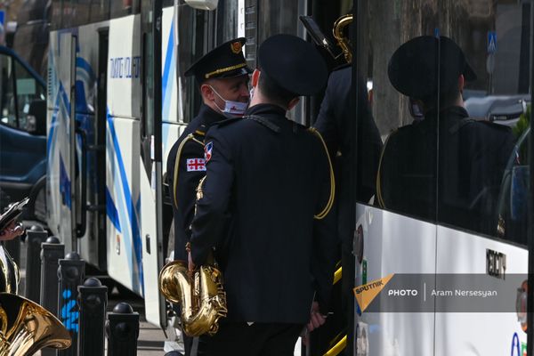 Музыканты оркестра почетного караула после церемонии торжественной встречи президента Армении в Грузии покидают территорию дворца Орбелиани (15 апреля 2021). Тбилиси - Sputnik Армения