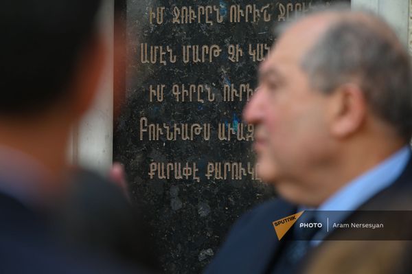 Президент Армен Саркисян беседует с журналистами у армянской церкви Сурб Геворг (16 апреля 2021). Тбилиси - Sputnik Армения