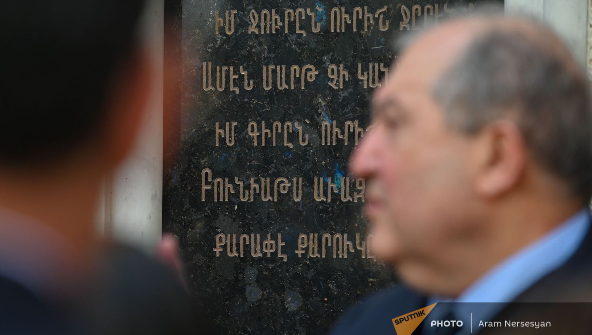Президент Армен Саркисян беседует с журналистами у армянской церкви Сурб Геворг (16 апреля 2021). Тбилиси Президент Армен Саркисян беседует с журналистами у армянской церкви Сурб Геворг (16 апреля 2021). Тбилиси - Sputnik Армения, 1920, 17.04.2021