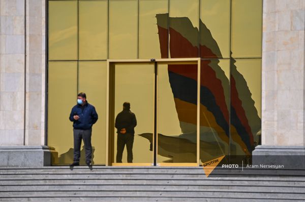 Отражение хвоста борта номер один на фасаде тбилисского аэропорта перед вылетом президента Армении в Ереван (16 апреля 2021). Тбилиси - Sputnik Армения