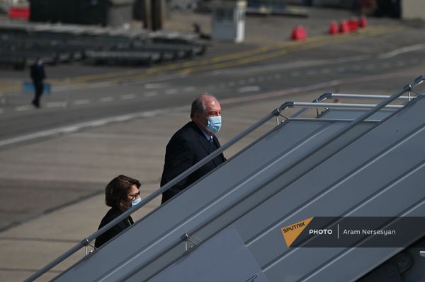 Президент Армен Саркисян с супругой Нунэ Саркисян поднимаются по трапу в самолет по окончании официального визита в Грузию (16 апреля 2021). Тбилиси - Sputnik Армения