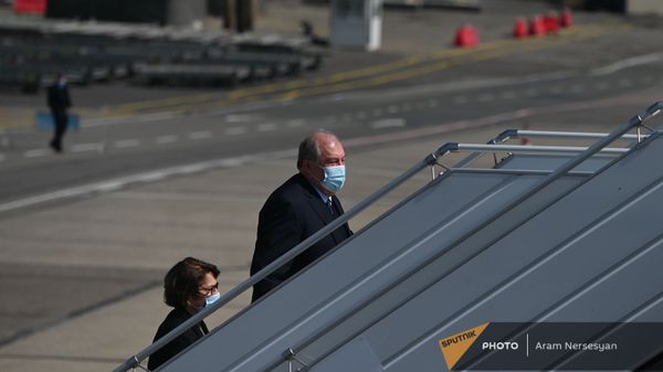 Президент Армен Саркисян с супругой Нунэ Саркисян поднимаются по трапу в самолет по окончании официального визита в Грузию (16 апреля 2021). Тбилиси - Sputnik Армения
