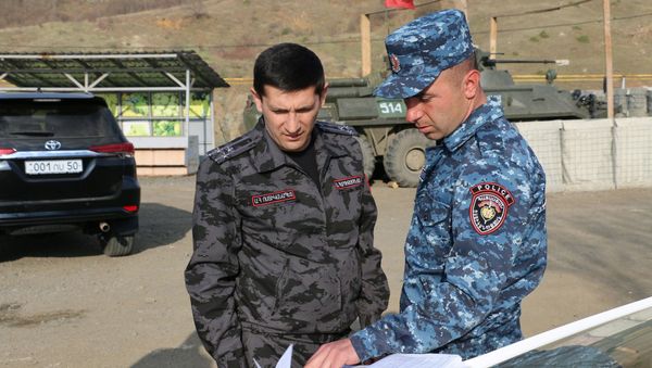 Глава Полиции Карабаха, полковник Артем Арутюнян посетил межгосударственную трассу Шуши-Степанакерт, а также контрольно-пропускные пункты Степанакерт-Шош (17 апреля 2021). Карабах - Sputnik Армения