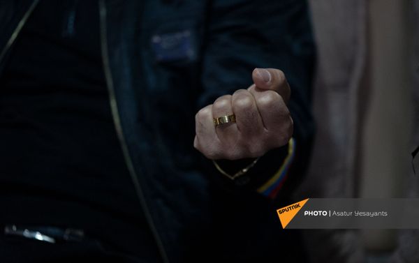 Папа погибшего военнослужащего Нерсеса Нерсисяна Артур рассказывает о горстке земли в кулаке погибшего сына - Sputnik Армения