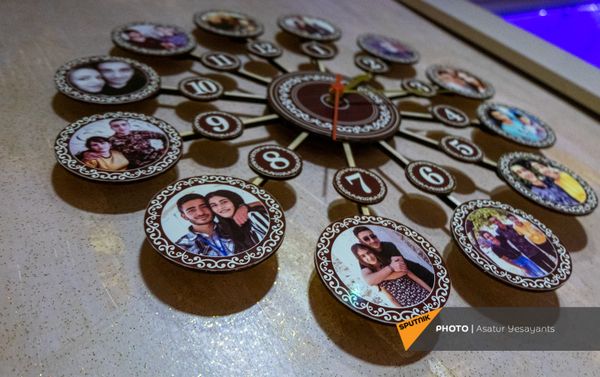 Часы с фотографиями погибшего военнослужащего Нерсеса Нерсисяна - Sputnik Армения