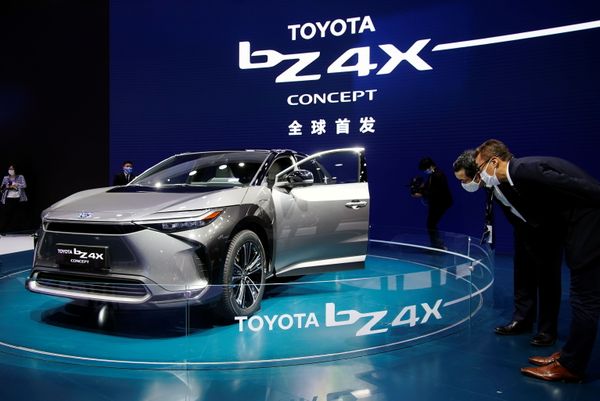 Автомобиль Toyota BZ4X на 19-й международной автомобильной выставке в Шанхае Автомобиль Toyota BZ4X на 19-й международной автомобильной выставке в Шанхае - Sputnik Армения