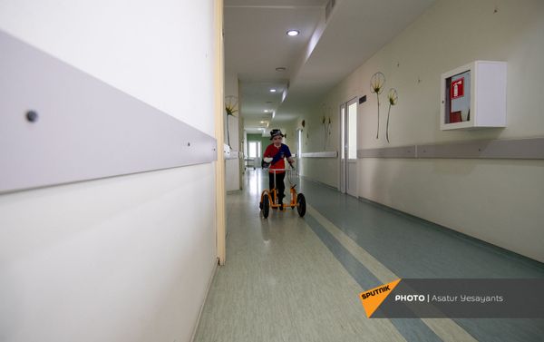 8-летний Ваге Мосинян, получивший 80% ожогов в дорожно-транспортном происшествии, выписывается из больницы через год - Sputnik Армения