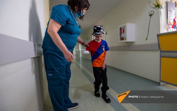 8-летний Ваге Мосинян, получивший 80% ожогов в дорожно-транспортном происшествии, выписывается из больницы через год - Sputnik Армения