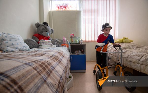 8-летний Ваге Мосинян, получивший 80% ожогов в дорожно-транспортном происшествии, выписывается из больницы через год - Sputnik Армения