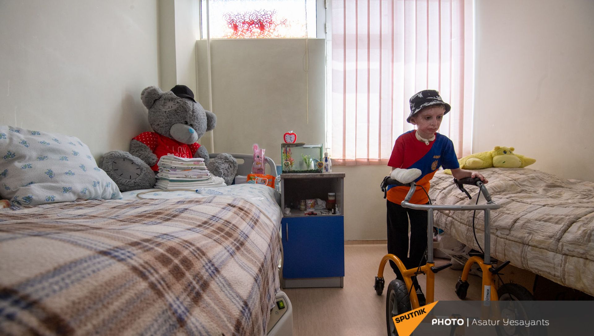 8-летний Ваге Мосинян, получивший 80% ожогов в дорожно-транспортном происшествии, выписывается из больницы через год 8-летний Ваге Мосинян, получивший 80% ожогов в дорожно-транспортном происшествии, выписывается из больницы через год - Sputnik Արմենիա, 1920, 19.04.2021