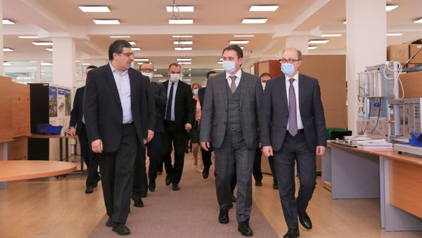 Министры высокотехнологической промышленности, экономики и иностранных дел Айк Чобанян, Ваган Керобян и Ара Айвазян посетили Инженерный город (19 апреля 2021). Еревaн - Sputnik Արմենիա