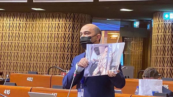 Депутат Эдмон Марукян демонстрирует кадры с Парка военных трофеев в Баку во время Заседания ПАСЕ (19 апреля 2021). Страсбург - Sputnik Армения
