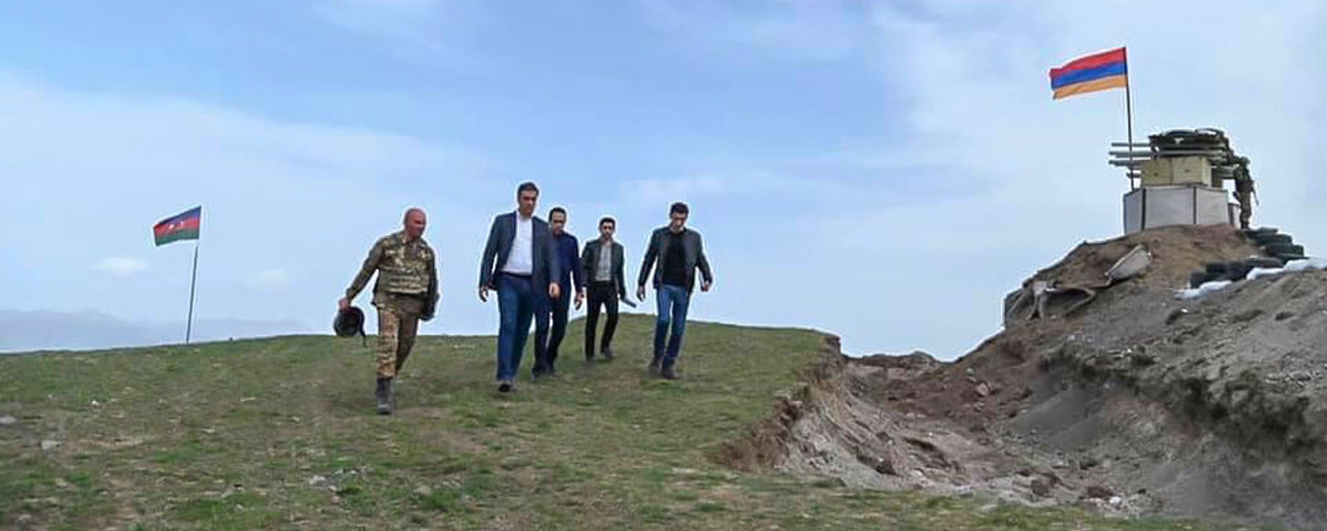 Омбудсмен Арман Татоян на армяно-азербайджанской границе во время рабочей поездки с президентом в Сюникскую область (19 апреля 2021). Сюник - Sputnik Արմենիա, 1920, 08.06.2021