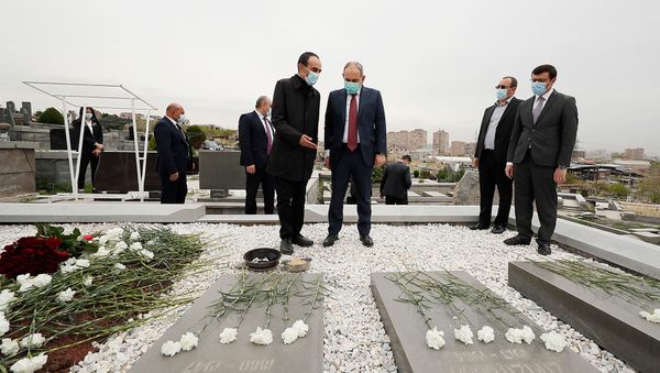 Премьер-министр Никол Пашинян посетил могилу Аркадия Тер-Тадевосяна (20 апреля 2021). Еревaн - Sputnik Армения