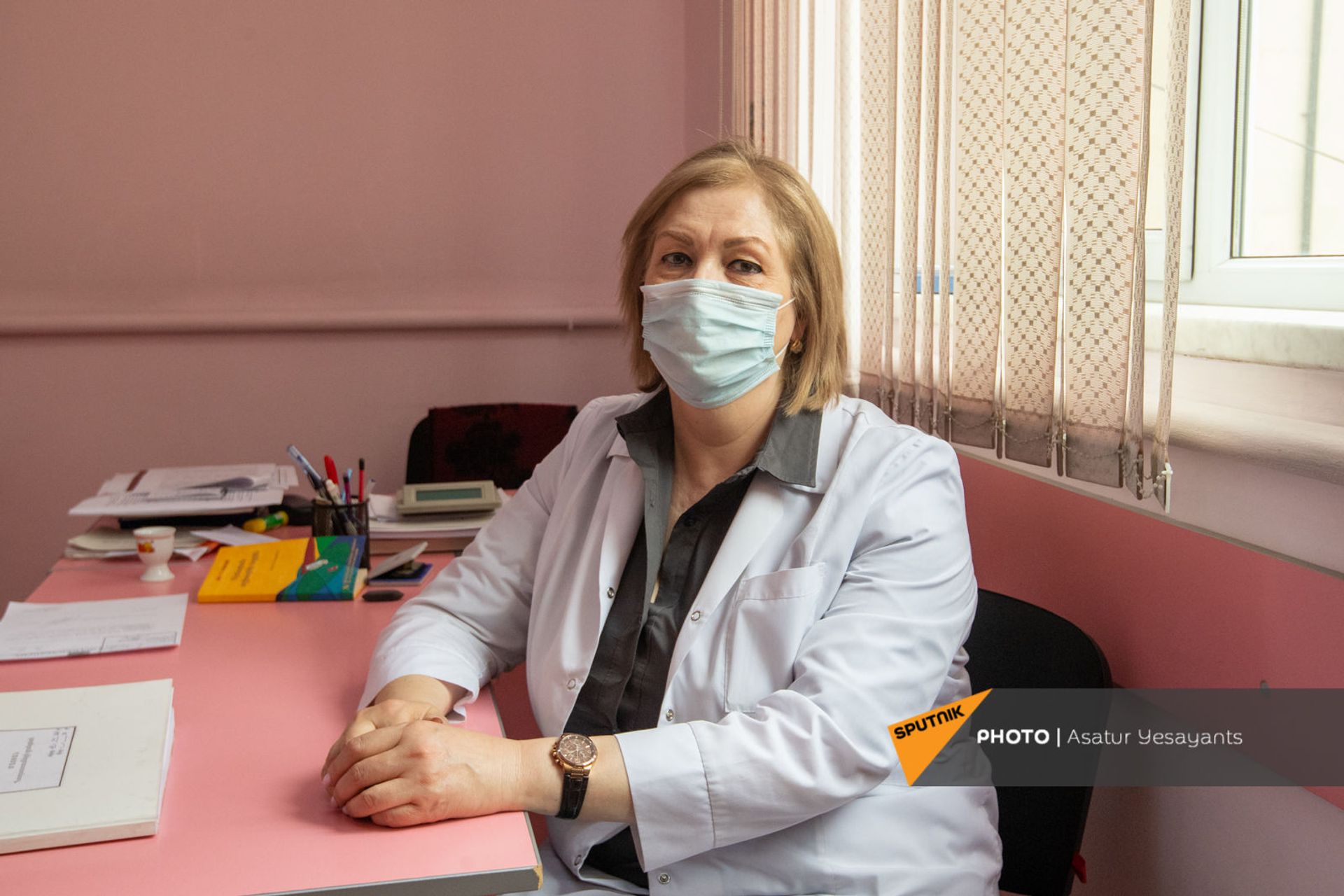 Люди хотят Спутник V։ какая атмосфера царит в поликлиниках Армении в дни вакцинации - Sputnik Армения, 1920, 20.04.2021