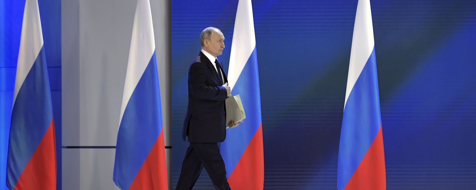 Президент РФ Владимир Путин перед началом выступления с ежегодным посланием Федеральному Собранию - Sputnik Армения, 1920, 27.04.2021
