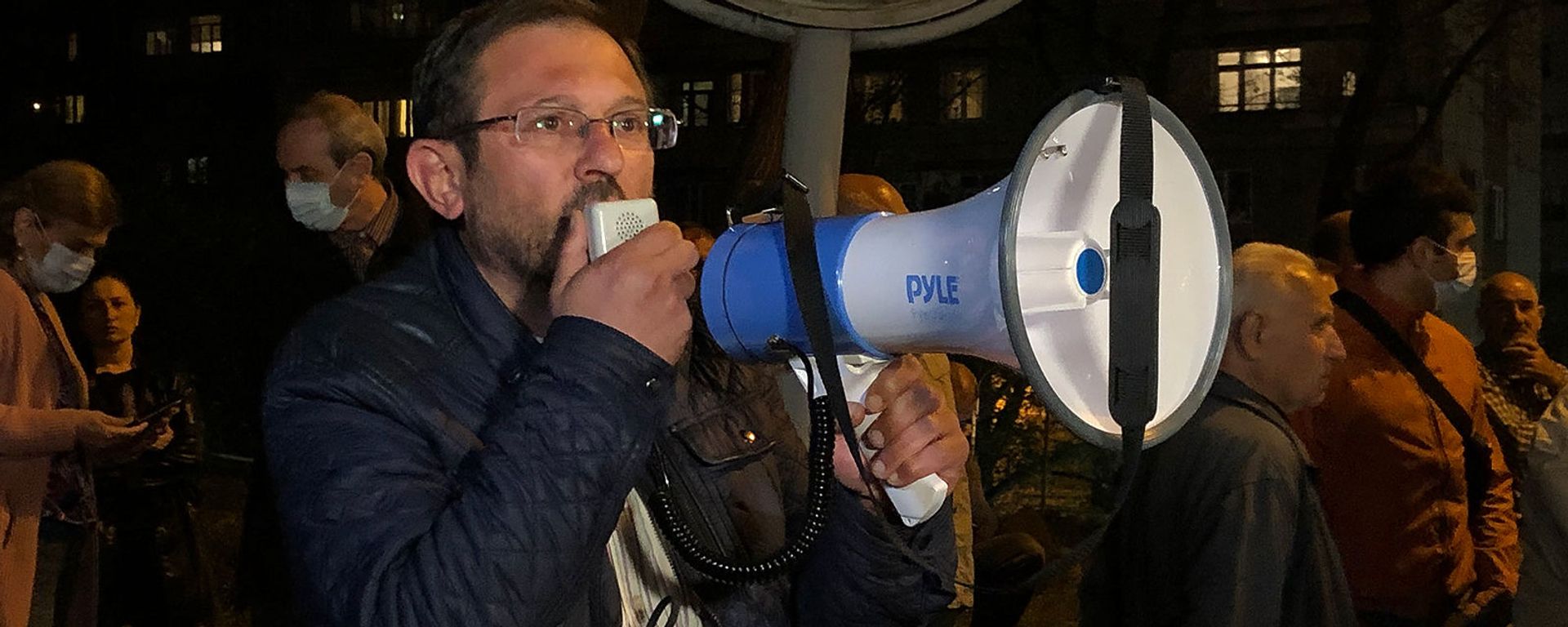 Гегам Манукян призывает граждан собраться у входа на территорию правительственных дач (21 апреля 2021). Еревaн - Sputnik Արմենիա, 1920, 18.06.2021
