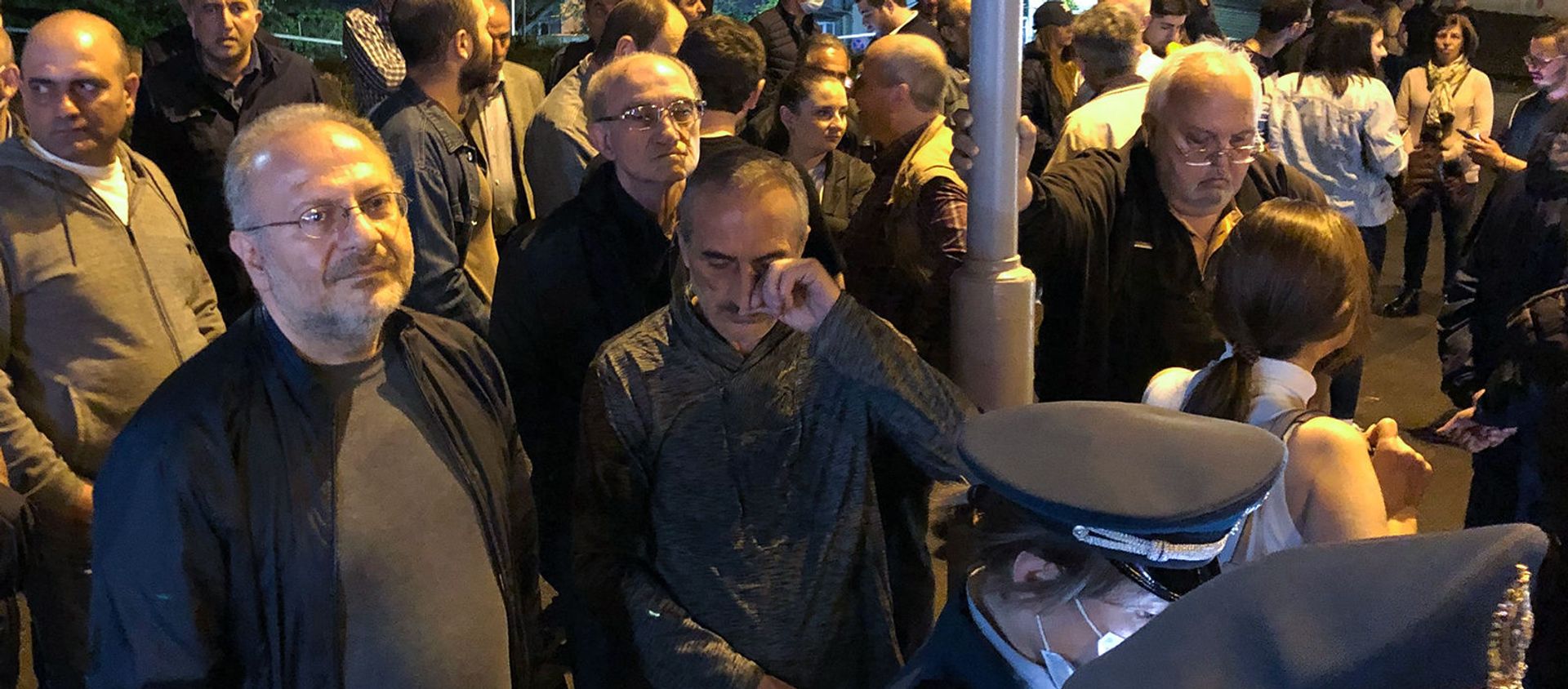 Граждане собираются у входа на территорию правительственных дач в знак солидарности сюникцев (21 апреля 2021). Еревaн - Sputnik Армения, 1920, 21.04.2021