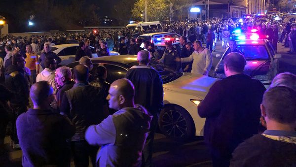 Граждане собираются у входа на территорию правительственных дач в знак солидарности сюникцев (21 апреля 2021). Еревaн - Sputnik Армения