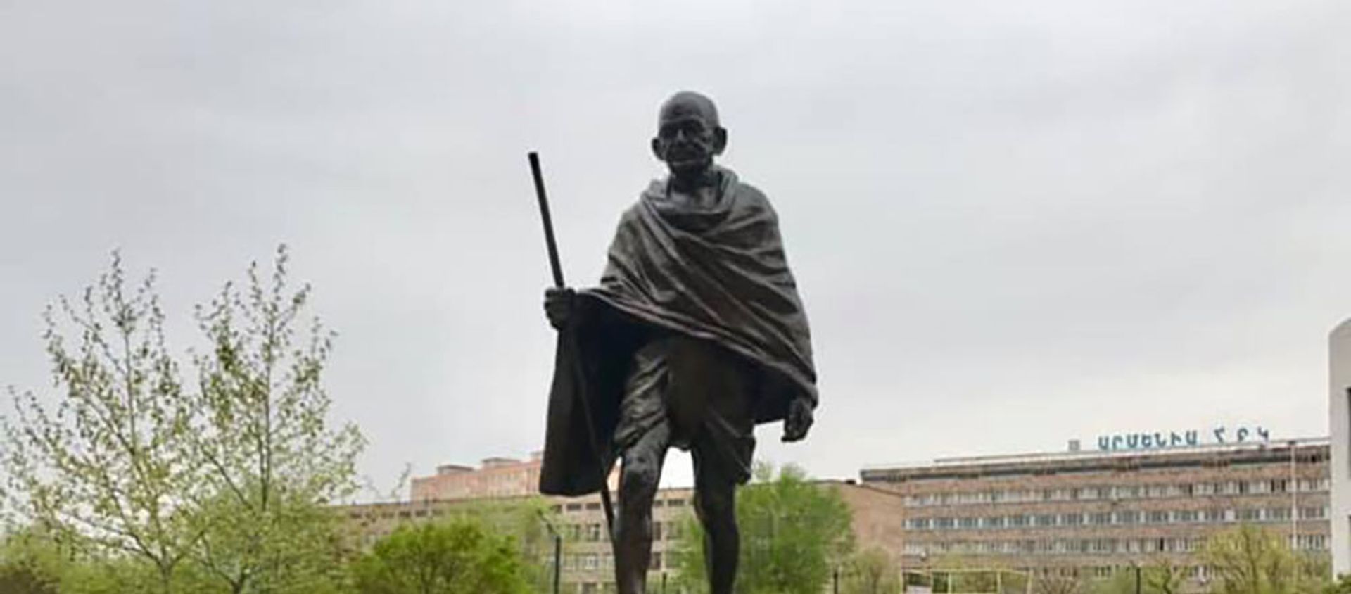 Памятник Махатме Ганди в общине Ачапняк в Ереване Памятник Махатме Ганди в общине Ачапняк в Ереване - Sputnik Армения, 1920, 29.04.2021