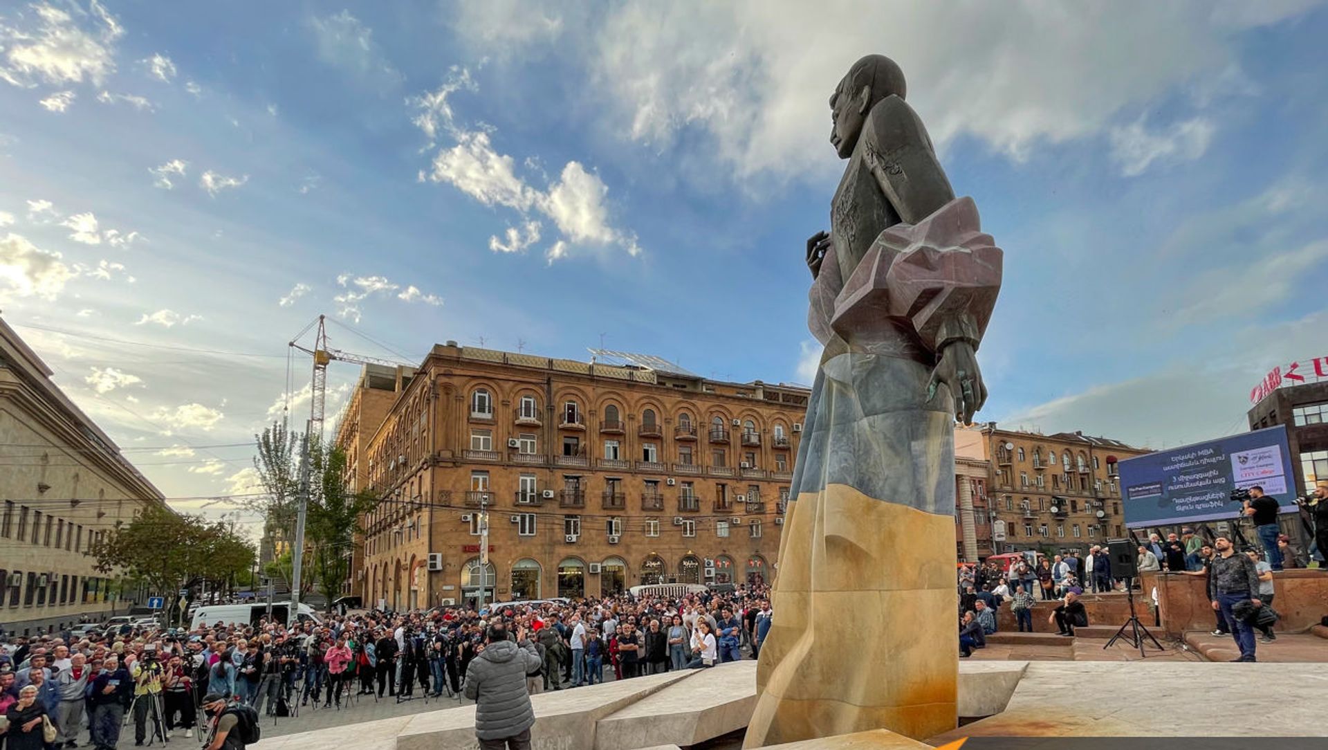 Собравшиеся в поддержку сюникцев люди перед митингом оппозиции (22 апреля 2021). Еревaн Собравшиеся в поддержку сюникцев люди перед митингом оппозиции (22 апреля 2021). Еревaн - Sputnik Արմենիա, 1920, 22.04.2021