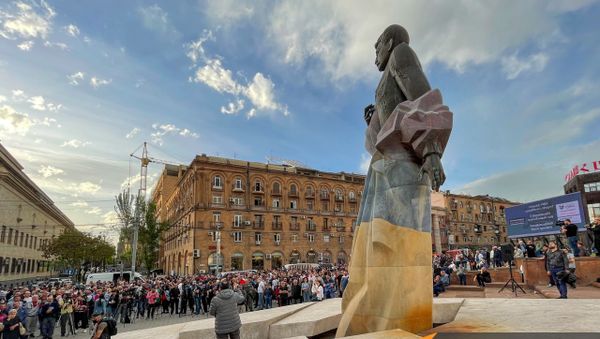 Собравшиеся в поддержку сюникцев люди перед митингом оппозиции (22 апреля 2021). Еревaн - Sputnik Արմենիա