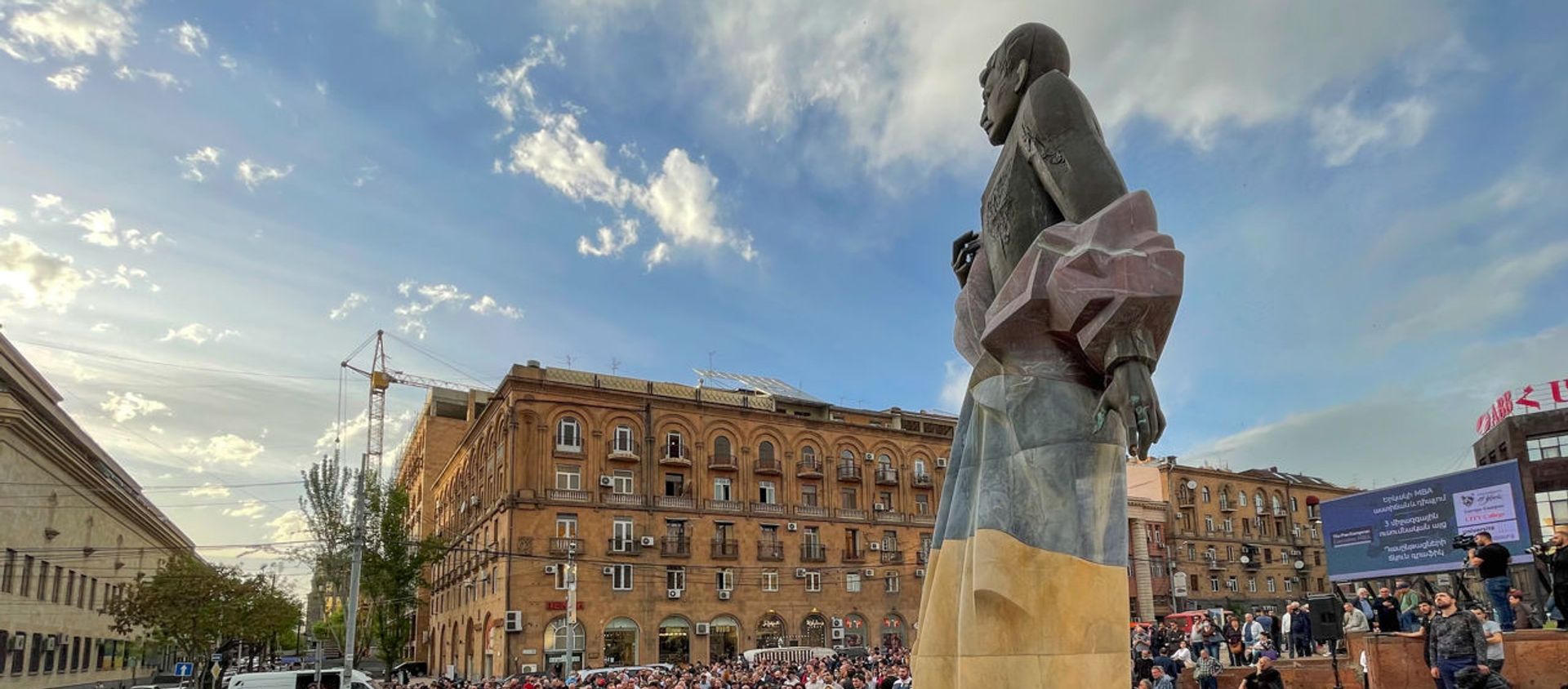 Собравшиеся в поддержку сюникцев люди перед митингом оппозиции (22 апреля 2021). Еревaн - Sputnik Արմենիա, 1920, 22.04.2021