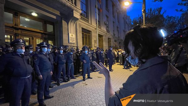 Полиция во время митинга оппозиции (22 апреля 2021). Еревaн - Sputnik Армения