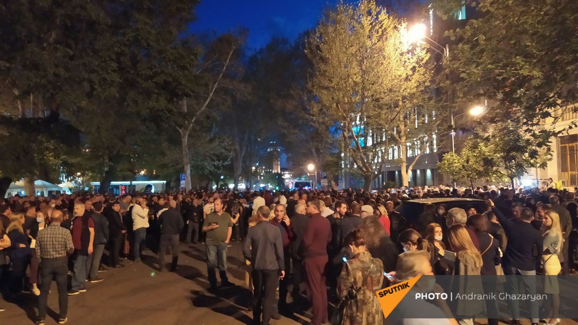 Собравшиеся в поддержку сюникцев люди во время митинга (22 апреля 2021). Еревaн Собравшиеся в поддержку сюникцев люди во время митинга (22 апреля 2021). Еревaн - Sputnik Армения, 1920, 22.04.2021