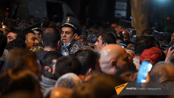Задержания участников во время митинга в поддержку сюникцев (22 апреля 2021). Еревaн - Sputnik Արմենիա