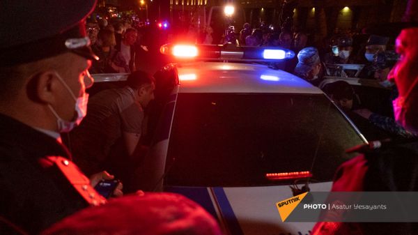 Задержания участников во время митинга в поддержку сюникцев (22 апреля 2021). Еревaн - Sputnik Արմենիա