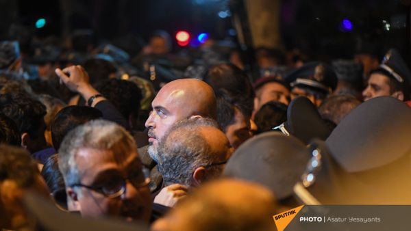 Армен Ашотян во время митинга в поддержку сюникцев (22 апреля 2021). Еревaн - Sputnik Армения
