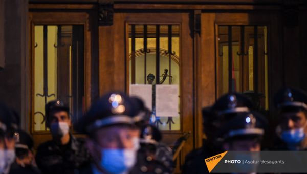 Статуя Правосудия и полицейские во время митинга в поддержку сюникцев (22 апреля 2021). Еревaн - Sputnik Армения