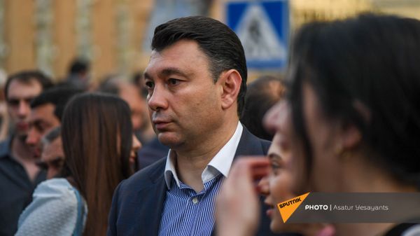Эдуард Шармазанов во время митинга в поддержку сюникцев (22 апреля 2021). Еревaн - Sputnik Армения