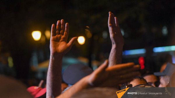 Руки участников митинга в поддержку сюникцев (22 апреля 2021). Еревaн - Sputnik Армения
