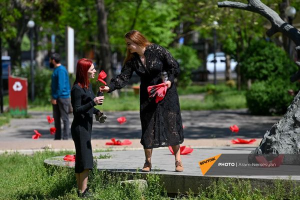 Организаторы арт-инсталляции, посвященной 106-й годовщине Геноцида армян, Наира (слева) и Мариам Мугдусян (23 апреля 2021). Еревaн Организаторы арт-инсталляции, посвященной 106-й годовщине Геноцида армян, Наира (слева) и Мариам Мугдусян (23 апреля 2021). Еревaн - Sputnik Армения