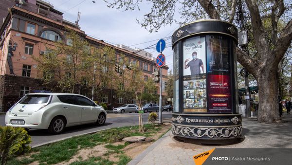 Тумба для анонсов и афиш компании Outdoor effect в Ереване - Sputnik Армения
