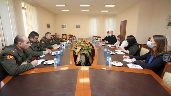 Начальник Генштаба ВС РА Артак Давтян принял посла США Лин Трейси и военного атташе посольства, полковника Скота Максвела (23 апреля 2021). Еревaн - Sputnik Армения