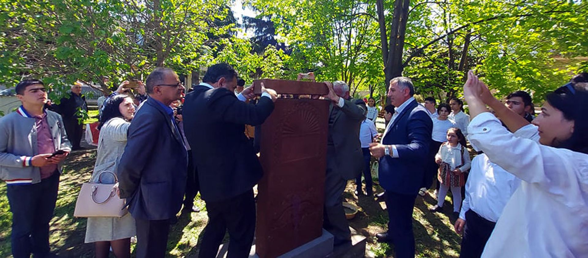 Церемония установки хачкара в центральном парке села в память о героях, погибших во все времена за защиту Родины (23 апреля 2021). Бердаван Церемония установки хачкара в центральном парке села в память о героях, погибших во все времена за защиту Родины (23 апреля 2021). Бердаван - Sputnik Արմենիա, 1920, 23.04.2021