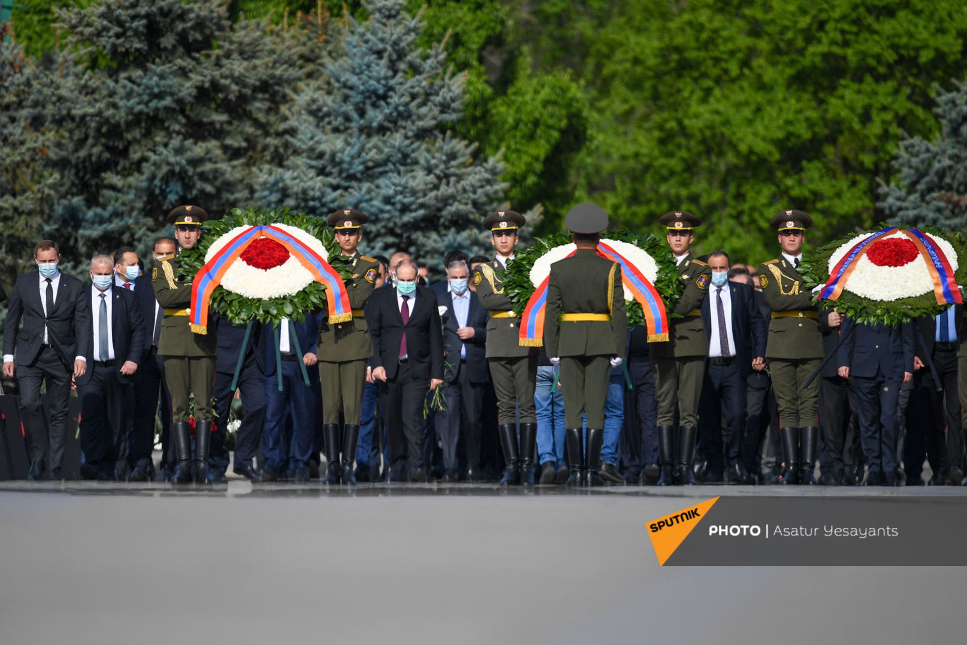 Премьер-министр и президент Армении посетили Цицернакаберд. Фото - Sputnik Армения, 1920, 24.04.2021