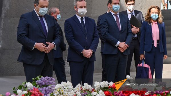 Госсекретарь Министерства Европы и иностранных дел Франции Жан-Батист Лемуан в Мемориальном комплексе Цицернакаберд (24 апреля 2021). Еревaн - Sputnik Армения