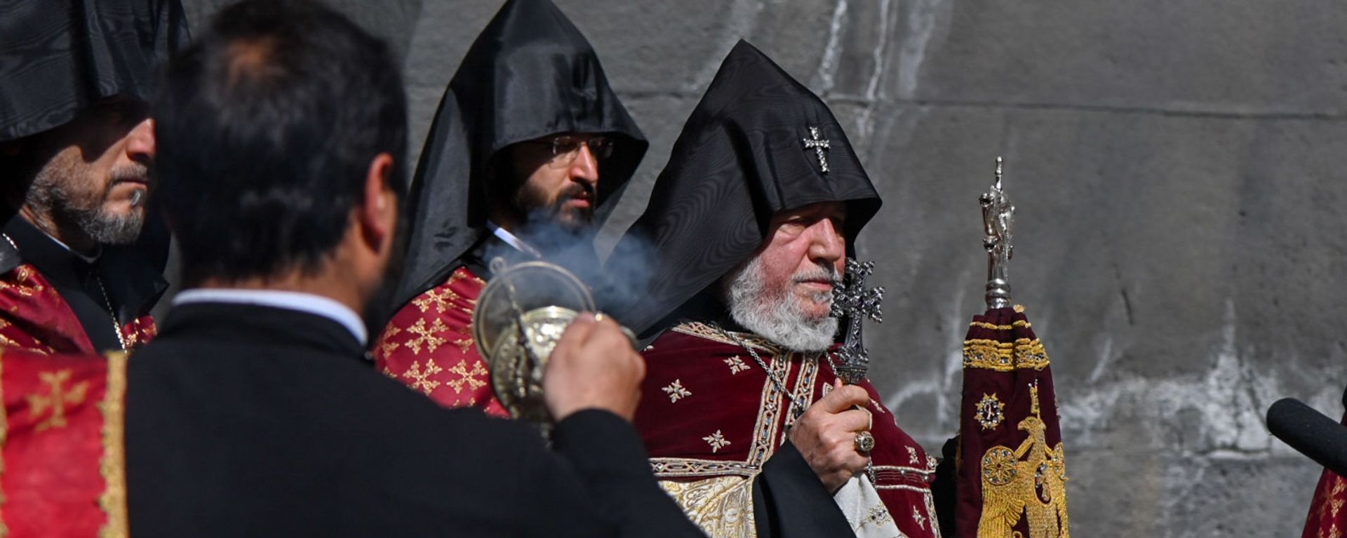 Католикос Гарегин Второй в Мемориальном комплексе Цицернакаберд (24 апреля 2021). Еревaн - Sputnik Армения, 1920, 03.06.2021