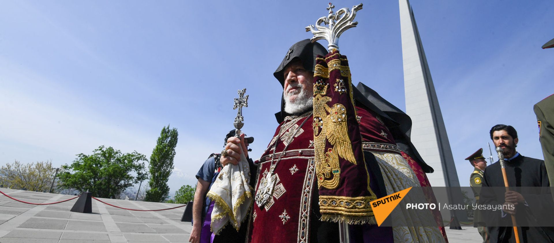 Католикос Гарегин Второй в Мемориальном комплексе Цицернакаберд (24 апреля 2021). Еревaн - Sputnik Армения, 1920, 29.04.2021
