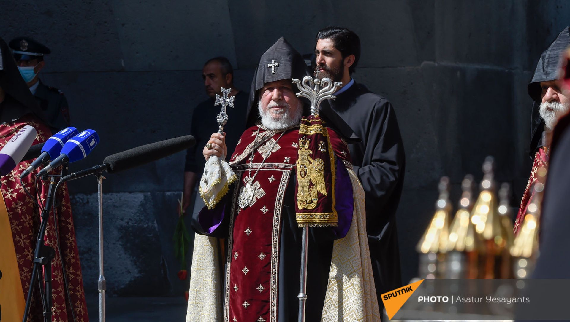 Католикос Гарегин Второй в Мемориальном комплексе Цицернакаберд (24 апреля 2021). Еревaн Католикос Гарегин Второй в Мемориальном комплексе Цицернакаберд (24 апреля 2021). Еревaн - Sputnik Армения, 1920, 25.04.2021