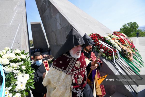 Католикос Гарегин Второй в Мемориальном комплексе Цицернакаберд (24 апреля 2021). Еревaн Католикос Гарегин Второй в Мемориальном комплексе Цицернакаберд (24 апреля 2021). Еревaн - Sputnik Армения