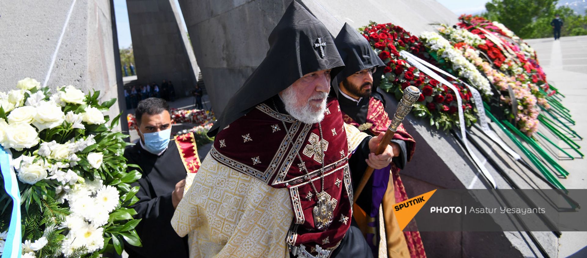 Католикос Гарегин Второй в Мемориальном комплексе Цицернакаберд (24 апреля 2021). Еревaн - Sputnik Արմենիա, 1920, 25.04.2021